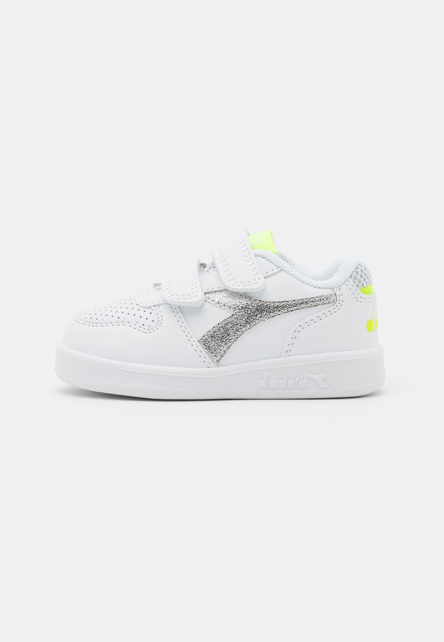 PLAYGROUND GIRL - Chaussures d'entraînement et de fitness - white/yellow fluo