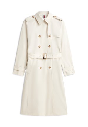 Kremfarvet dobbeltradet trenchcoat med skulderklapper, bælte i taljen, manchetremme og knaplukket stormklap foran.