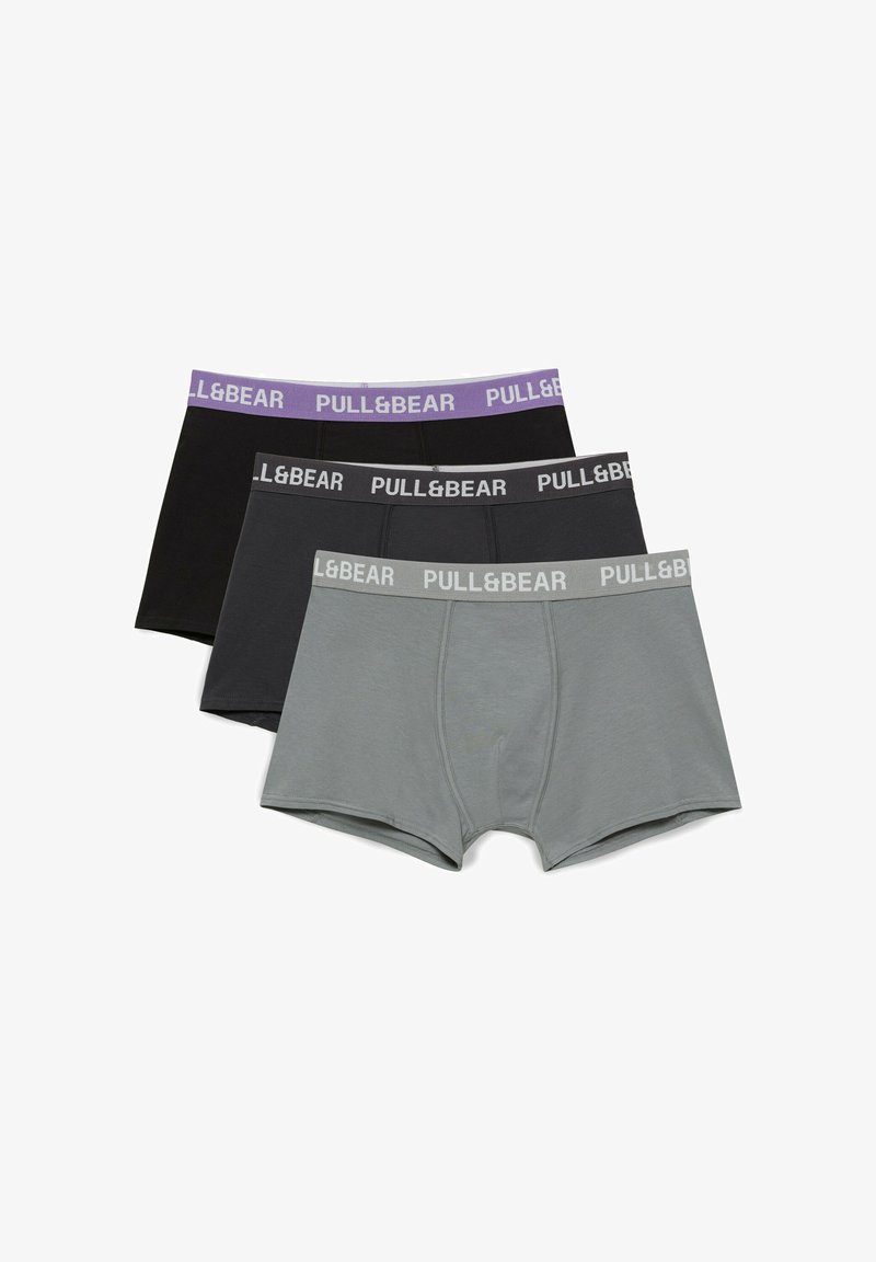 Trois paires de boxers pour hommes en gris, gris foncé et noir avec des ceintures élastiques de marque portant la mention "PULL&BEAR."