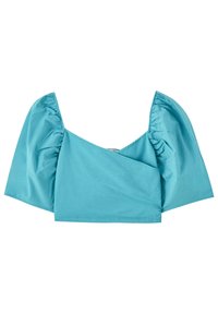 Blouse courte bleu clair avec manches mi-longues bouffantes et devant asymétrique style cache-cœur.