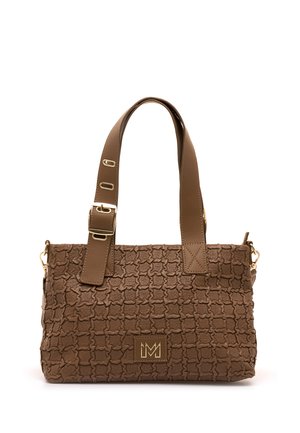Bolso marrón con patrón geométrico texturizado, correa ancha ajustable con hebilla y placa con logotipo de la marca en tono dorado en el frente.