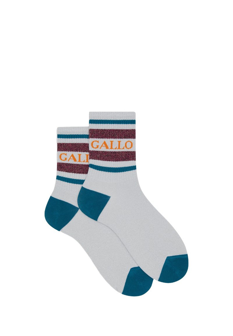 Weiße Socken mit türkisfarbenen und burgunderfarbenen Streifen am oberen Rand, versehen mit "GALLO" in orangefarbenen Buchstaben. Die Spitze und Ferse sind türkis. Weiche Textur.