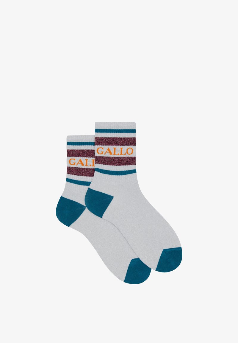 Weiße Socken mit türkisfarbenen und burgunderfarbenen Streifen am oberen Rand, versehen mit "GALLO" in orangefarbenen Buchstaben. Die Spitze und Ferse sind türkis. Weiche Textur.
