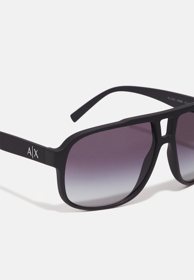 Lunettes de soleil noires carrées avec des verres violets dégradés, dotées d'une finition mate et d'un accent de logo sur la branche.