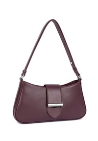 Borsa in pelle borgogna con forma curva, una tracolla larga e una chiusura a pattina con un accento metallico. Texture liscia con bordi cuciti.