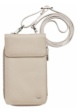 Beige leren schoudertas met een gestructureerde afwerking, klepafsluiting en dunne verstelbare schouderriem. Voorzien van een klein logo aan de onderkant.