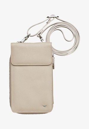 Beige Leder-Crossbody-Tasche mit strukturierter Oberfläche, Klappenverschluss und dünnem verstellbarem Tragegurt. Mit kleinem Logo an der Unterseite.