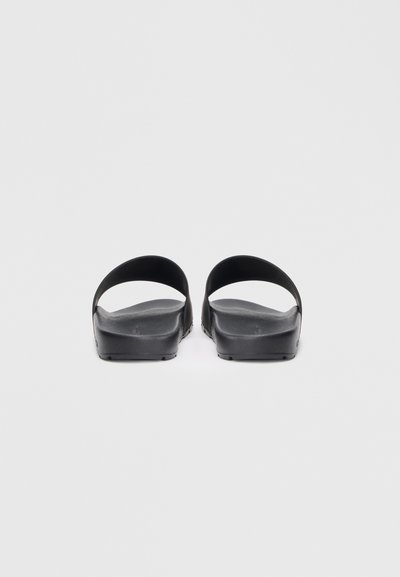 Sandale negre cu un design minimalist, având curele late și o talpă din cauciuc texturat pentru aderență.