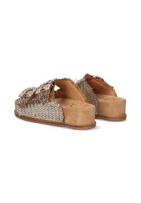 Sandalias deslizantes trenzadas con una base de cuero marrón, que cuentan con acentos metálicos, parte superior texturizada y una suela de plataforma gruesa.
