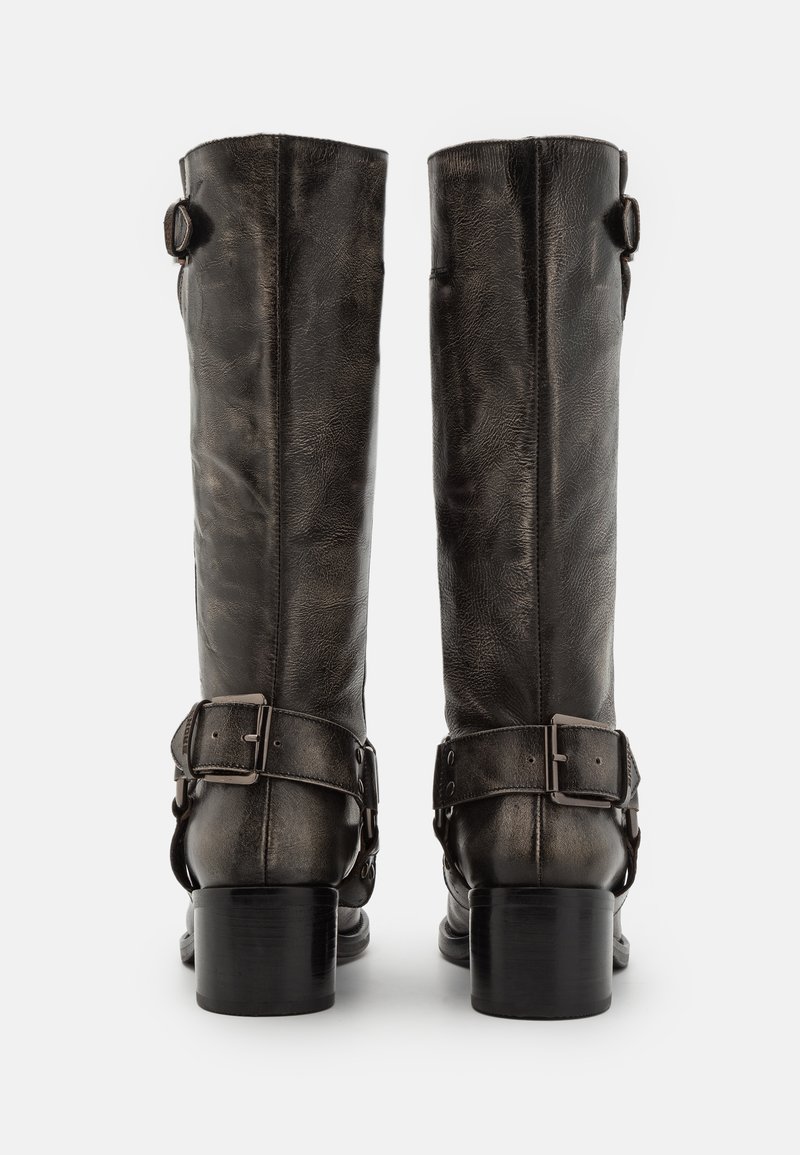 Stivali alti in pelle nera con finitura texturizzata, dotati di fibbie laterali e tacco largo. La vista posteriore evidenzia le cinghie e il design elegante.