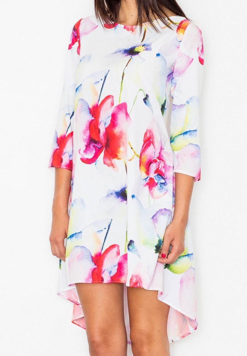 Robe blanche avec un motif floral aquarelle éclatant en rouge, rose, violet et jaune, manches trois-quarts et ourlet asymétrique.