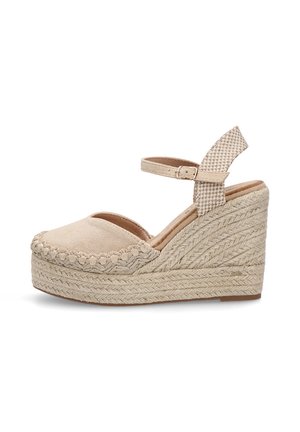 Sandalias de cuña beige con parte superior de ante, suela de yute trenzado, correa en el tobillo con un patrón a cuadros y diseño de punta redonda.