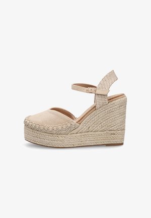 Sandalias de cuña beige con parte superior de ante, suela de yute trenzado, correa en el tobillo con un patrón a cuadros y diseño de punta redonda.