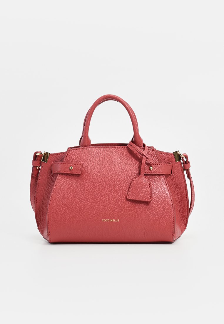 Borsa a tracolla in pelle rossa con texture, due manici superiori, una tracolla removibile, accessori in oro e un piccolo dettaglio con etichetta per bagagli.