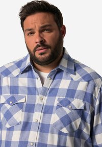 Blaue und weiße karierte Flanellshirt mit zwei Brusttaschen und Druckknöpfen. Weiche Textur, klassischer Kragen und strukturierte Gestaltung.