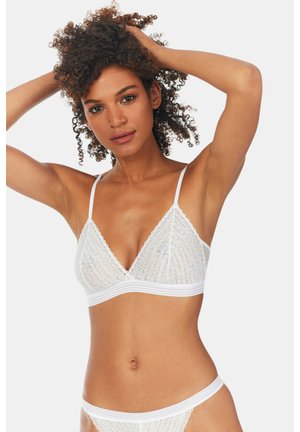 Bralette triangolare bianco in pizzo con spalline sottili e bordi scallopati, caratterizzato da un motivo testurizzato e un morbido elastico.