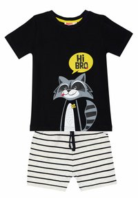 Schwarzes Baumwoll-T-Shirt mit einem Waschbär-Graphic und dem Text "Hi BRO", kombiniert mit cremefarbenen gestreiften Shorts mit Kordelzug.