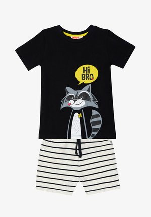 Sort bomulds T-shirt med vaskebjørn grafik og "Hi BRO" tekst, parret med krème stribede shorts med snøre.