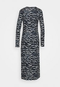 Langärmeliges, knielanges Kleid mit schwarz-weißem Zebramuster auf einer figurbetonten Silhouette.