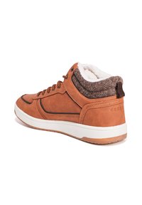 Braune Leder-Hochschnitt-Sneaker mit weichem, weißem Kunstfellfutter und strukturiertem braunem Knöchelkragen. Verfügt über eine Schnürung und eine weiße Sohle.