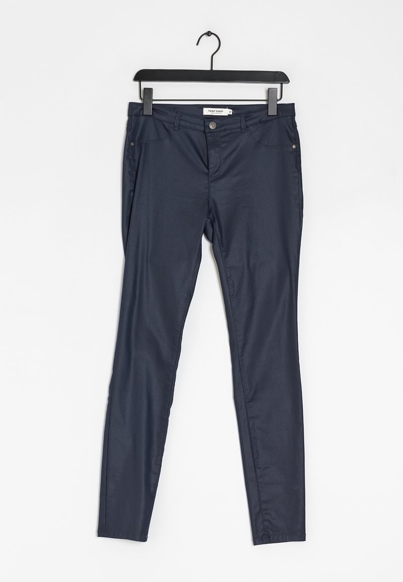 Pantalons slim-fit bleu marine foncé avec poches avant et passes-belt accrochés à un cintre noir sur fond blanc.