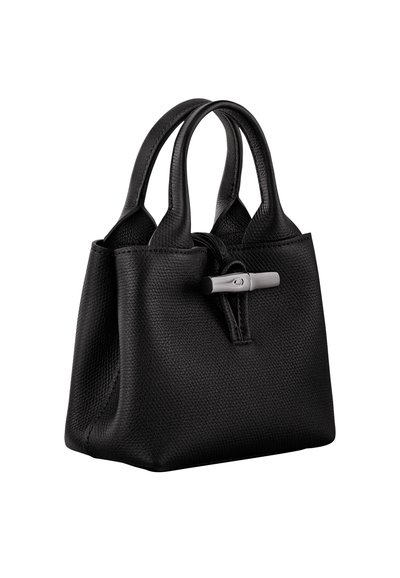 Schwarze Lederhandtasche mit strukturierter Oberfläche, zwei oberen Tragegriffen und einem silbernen Hardware-Detail an der Vorderseite zum Verschließen. Kompaktes Design.