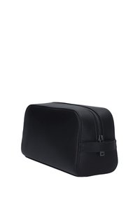 Borsa da toilette in pelle nera con forma rettangolare, superficie strutturata, chiusura a doppia cerniera e cinturino laterale di accentuazione.