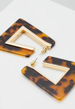 Boucles d'oreilles carrées géométriques avec motif écaille de tortue et bords en métal doré, avec des tiges à clous et des fermoirs papillon.