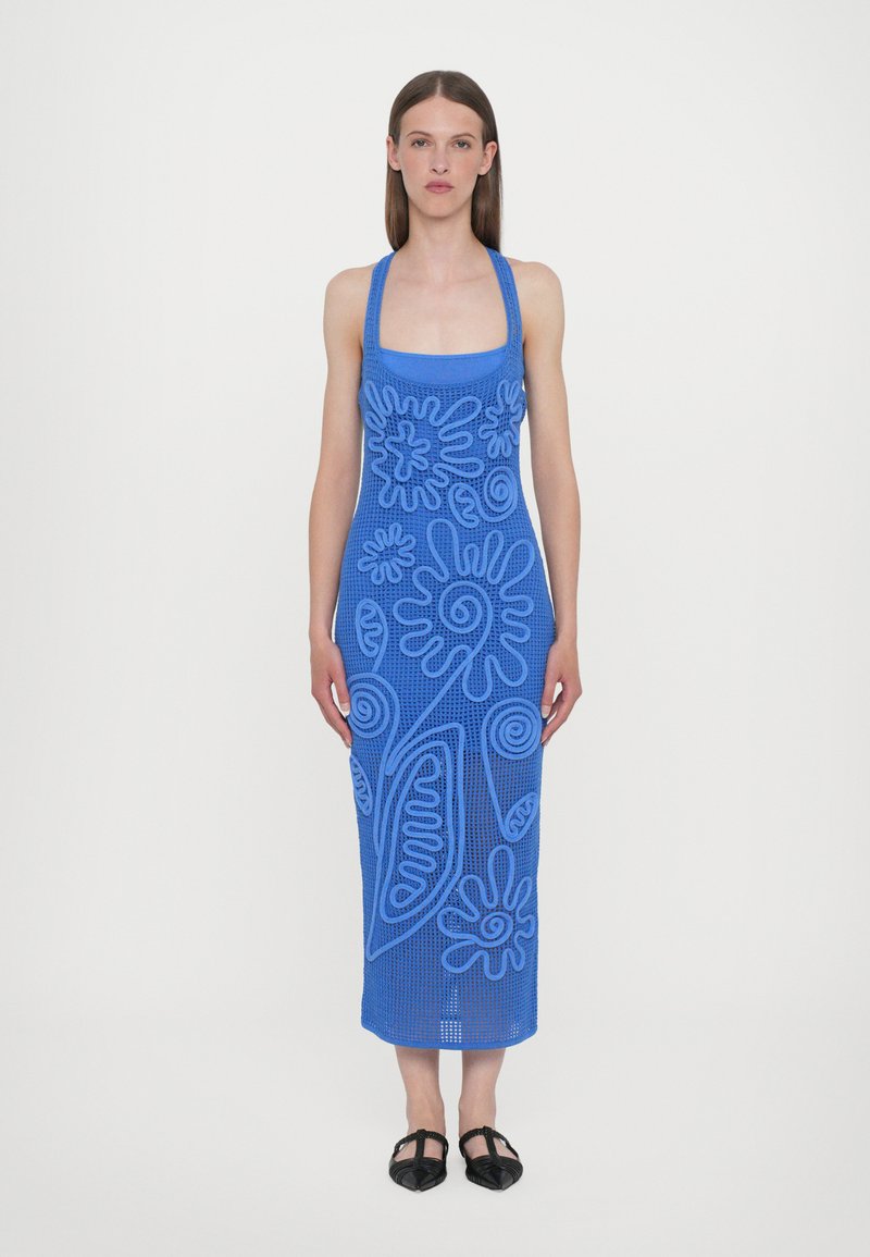 Vestido de ganchillo azul con patrones florales y en espiral, con un cuerpo ajustado y falda recta. Presenta tirantes anchos y un escote cuadrado.