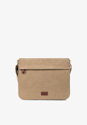 Sac messager en toile couleur fauve avec fermeture à rabat, bandoulière réglable et petite pièce en cuir au centre avant.