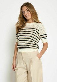 Maglione a maniche corte lavorato a maglia in crema con strisce nere e beige. Collo e orlo a coste, con una vestibilità ampia e una texture a trama aperta.