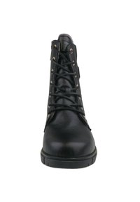Černá šněrovací bota s hladkým koženým povrchem, zlatými očky a robustní gumovou podrážkou. Disponuje zaoblenou špičkou a výškou po kotník.