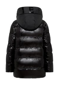 Czarna błyszcząca kurtka puchowa z poziomym pikowaniem i dużym kapturem, z dyskretnym czarnym napisem na plecach.
