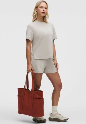 lululemon, DAILY MULTI POCKET UNISEX - Sporttas - cranberry charm