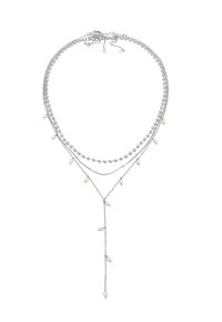 Silbernes Halsband mit geschichteten Ketten, an denen kleine, blassrosa Perlen entlang jeder Kette hängen, und einem Karabinerverschluss.