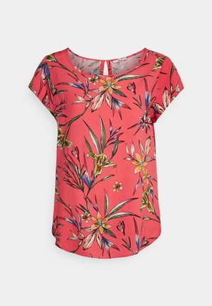 Blouse corail à manches courtes avec motif floral jaune et rose, encolure arrondie et petite fermeture à bouton goutte d’eau dans le dos.