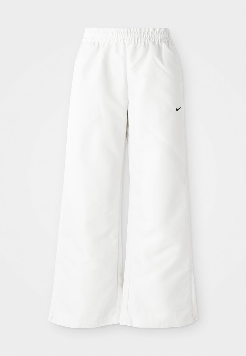 Pantalons de sport blancs à design large, avec une taille élastique et un petit logo Nike noir sur le côté gauche. Matériau lisse et léger.