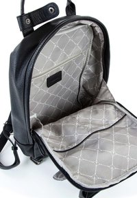 Czarna skórzana plecak z pikowaną szarością wewnętrzną. Posiada jedną kieszeń na zamek i jedną kieszeń otwartą, prezentując gładkie tekstury i czyste linie.