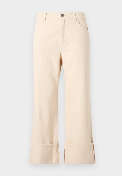 Εκρού παντελόνι φαρδιάς γραμμής με κουμπί στο μπροστινό μέρος, θηλιές για ζώνη, εμπρόσθιες τσέπες και διπλωμένα μανσέτα.