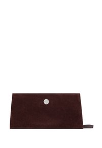 Brun mocka plånbok med en platt, rektangulär design, minimalistisk silvrig logotyp och en sidodragflik för enkel öppning.