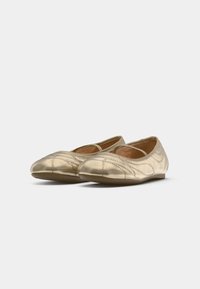 Ballerines en satin doré avec accents cousus, bout arrondi et semelle flexible. L'intérieur est doté d'un rembourrage doux pour plus de confort.