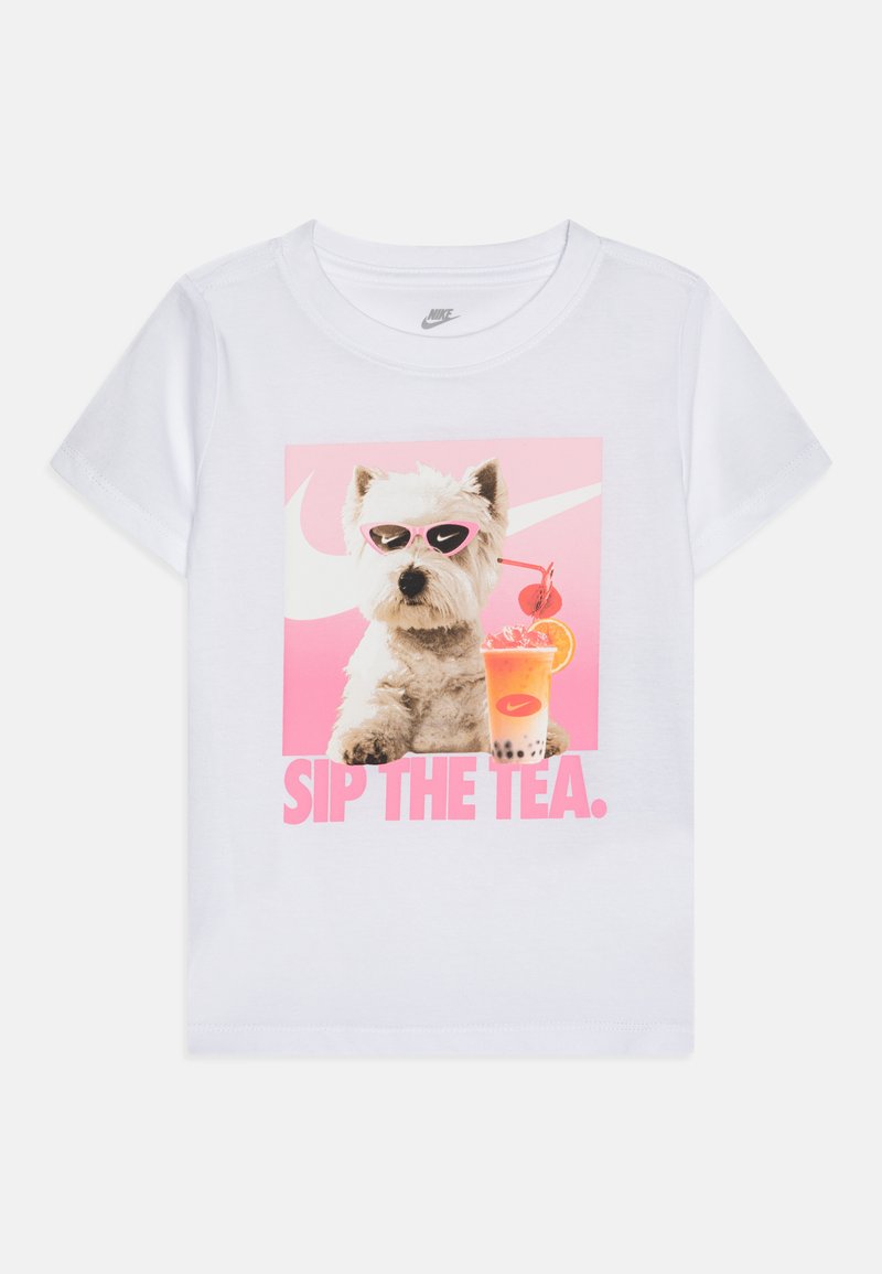 Tricou alb din bumbac, cu un grafic ce reprezintă un câine purtând ochelari de soare roz, lângă o băutură colorată, având textul "SIP THE TEA" dedesubt.