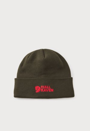 Тъмнозелена плетена шапка с обърнат ръб с червен бродиран логотип Fjallraven и текст отпред в центъра.