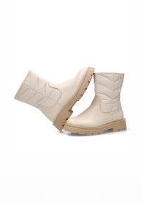 Botas de tobillo impermeables en color beige con un acabado de piel mate, parte superior acolchada y suela de goma gruesa. Presenta una puntera redondeada y acentos texturizados.