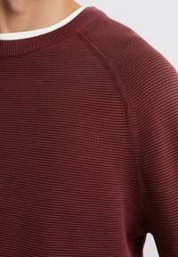 Marc O'Polo CREWNECK WITH RAGLAN WAVE STRUCTURE - Trui - wine berry