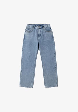Jean en denim bleu clair avec une coupe droite, cinq poches, une ceinture avec passants et des détails de couture minimalistes.