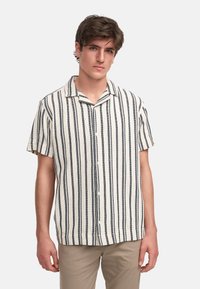 Korte mouwen shirt met een crèmekleurige achtergrond en verticale marineblauwe strepen, een knoopsluiting aan de voorkant en een ontspannen kraag.