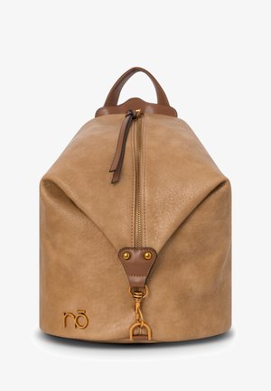Mochila de cuero marrón con cremallera central, tirador de cuero marrón, herrajes dorados y pequeño logotipo dorado "nō" en la parte inferior izquierda.