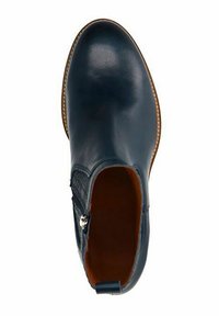 Marineblaue Leder-Stiefelette mit einem strukturierten Seitenpaneel, runder Zehenpartie und seitlichem Reißverschluss. Braune Sohle und Innenfutter bieten zusätzlichen Kontrast.