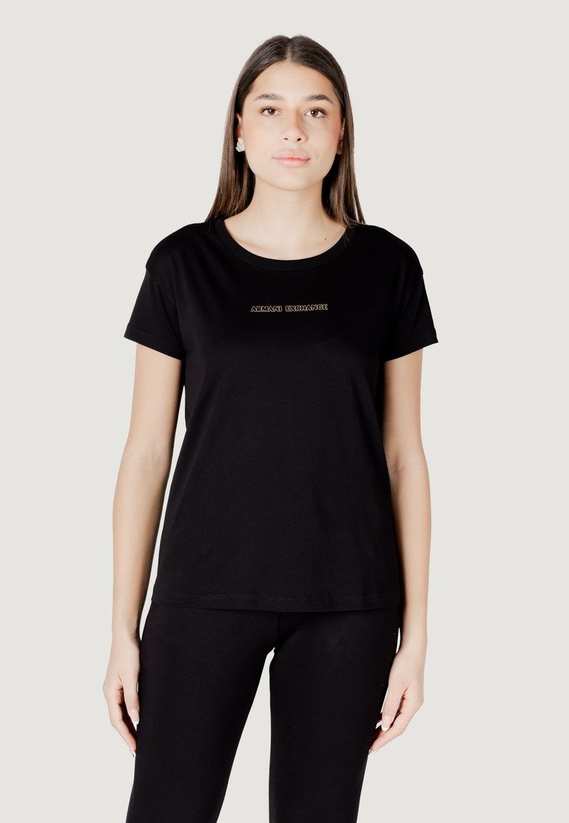 T-shirt nera a maniche corte in cotone, con scollatura rotonda e logo dorato "Armani Exchange" sul petto.